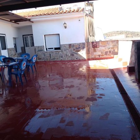 Hostal 2 Estrellas -Restaurante Las Tres Encinas En El Centro Del Pueblo Cabeza la Vaca المظهر الخارجي الصورة