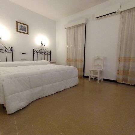 Hostal 2 Estrellas -Restaurante Las Tres Encinas En El Centro Del Pueblo Cabeza la Vaca المظهر الخارجي الصورة