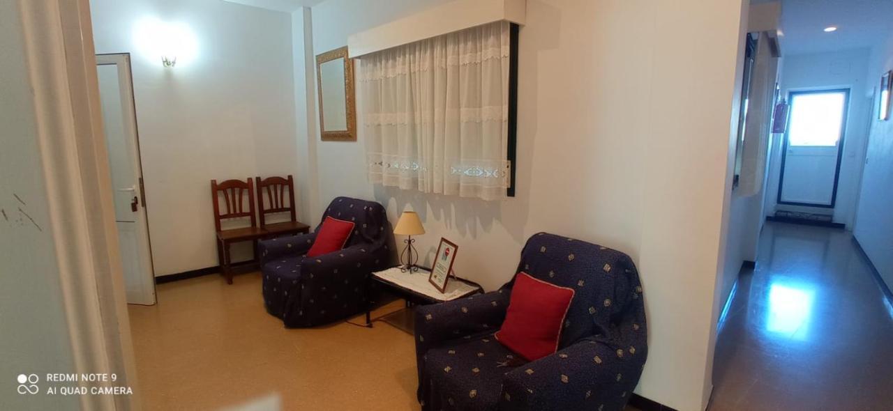 Hostal 2 Estrellas -Restaurante Las Tres Encinas En El Centro Del Pueblo Cabeza la Vaca المظهر الخارجي الصورة