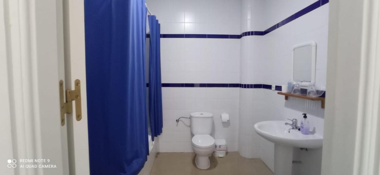 Hostal 2 Estrellas -Restaurante Las Tres Encinas En El Centro Del Pueblo Cabeza la Vaca المظهر الخارجي الصورة