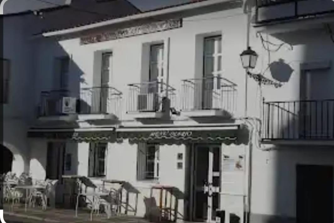 Hostal 2 Estrellas -Restaurante Las Tres Encinas En El Centro Del Pueblo Cabeza la Vaca المظهر الخارجي الصورة