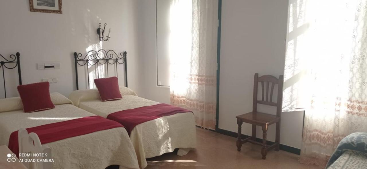 Hostal 2 Estrellas -Restaurante Las Tres Encinas En El Centro Del Pueblo Cabeza la Vaca المظهر الخارجي الصورة