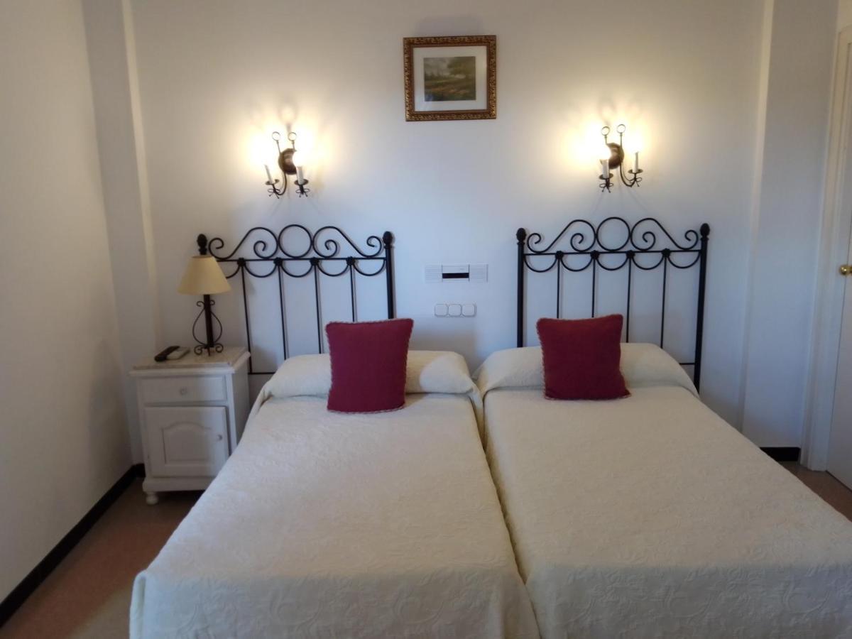 Hostal 2 Estrellas -Restaurante Las Tres Encinas En El Centro Del Pueblo Cabeza la Vaca المظهر الخارجي الصورة