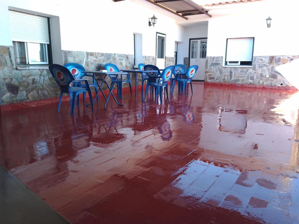Hostal 2 Estrellas -Restaurante Las Tres Encinas En El Centro Del Pueblo Cabeza la Vaca المظهر الخارجي الصورة