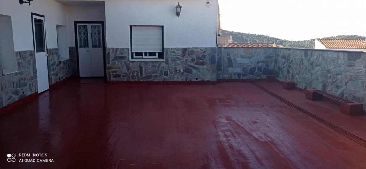 Hostal 2 Estrellas -Restaurante Las Tres Encinas En El Centro Del Pueblo Cabeza la Vaca المظهر الخارجي الصورة