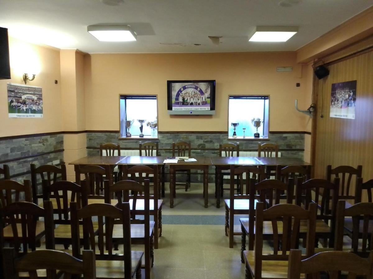 Hostal 2 Estrellas -Restaurante Las Tres Encinas En El Centro Del Pueblo Cabeza la Vaca المظهر الخارجي الصورة
