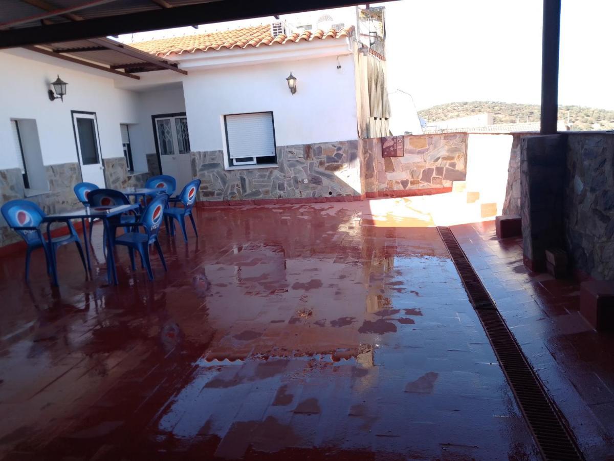 Hostal 2 Estrellas -Restaurante Las Tres Encinas En El Centro Del Pueblo Cabeza la Vaca المظهر الخارجي الصورة