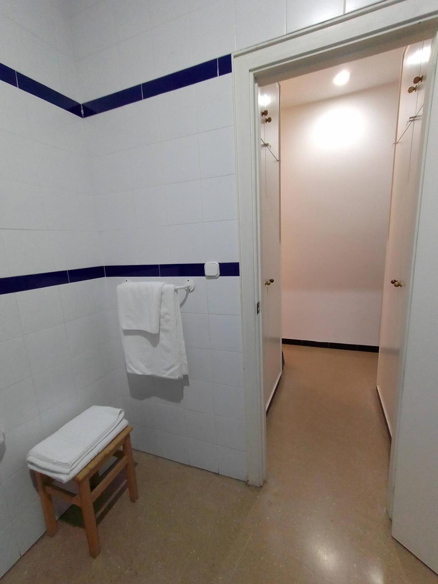 Hostal 2 Estrellas -Restaurante Las Tres Encinas En El Centro Del Pueblo Cabeza la Vaca المظهر الخارجي الصورة